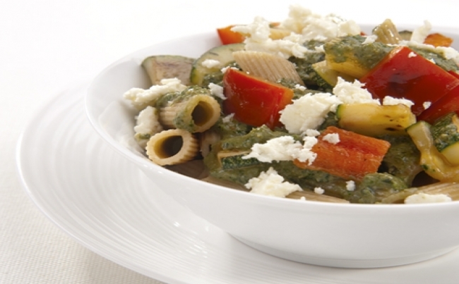 Ensalada de pasta integral al pesto